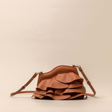 Vuelo Light Caramel Soft Clutch en piel de ternera