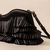 Vuelo Pleated Black Soft Clutch en piel de cordero