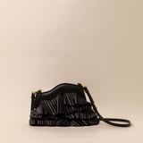 Vuelo Pleated Black Soft Clutch en piel de cordero