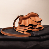 Vuelo Light Caramel Soft Clutch en piel de ternera