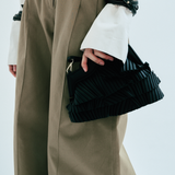 Vuelo Pleated Black Soft Clutch en piel de cordero