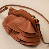 Vuelo Light Caramel Soft Clutch en piel de ternera