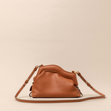 Vuelo Light Caramel Soft Clutch en piel de ternera