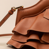 Vuelo Light Caramel Soft Clutch en piel de ternera